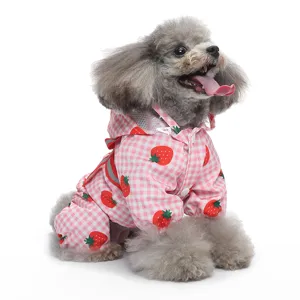 Detail d'impermeable pour animal de compagnie rose a motif de fraise et carreaux mignons.