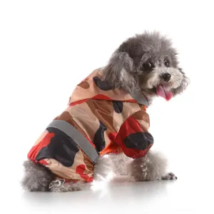 Vue détaillée d'imperméable léger pour chien au design camouflage avec bandes réfléchissantes.