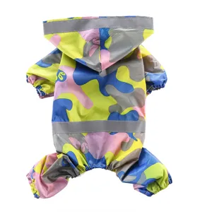 Vue détaillée de l'imper-manteau de camouflage coloré pour chien avec des bandes réfléchissantes.
