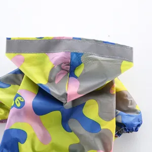 Imperméable chien détail capuche, vêtement pour animal coloré camouflage, léger et séchage rapide.