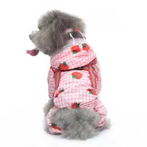 Mignon imperméable pour chien à imprimé fraise rose avec capuche et bandes réfléchissantes.