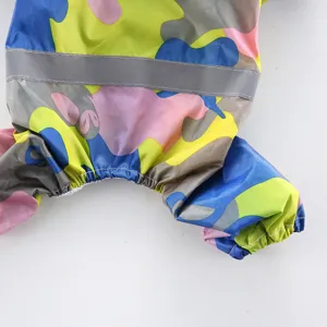 Imperméable pour chien à quatre pattes, motif camouflage coloré et bande réfléchissante.