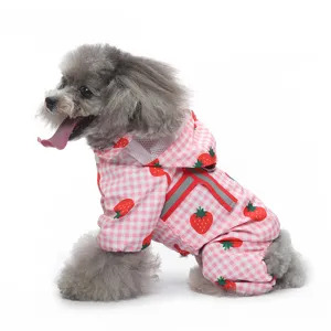 Joli imperméable rose à carreaux et motifs de fraises pour chien avec bande réfléchissante.