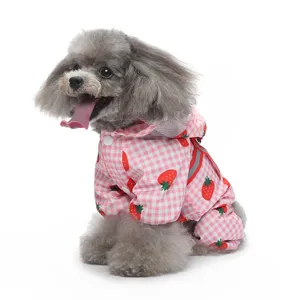 Gros plan détaillé du manteau de pluie pour animal en motif à carreaux et fraises.