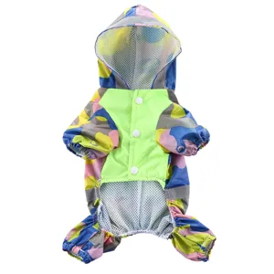 Imperméable quatre pattes pour chien avec motif camouflage coloré et capuche pratique.