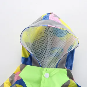 Impermeable chien capuche detail avec doublure maille respirante et bande de securite.