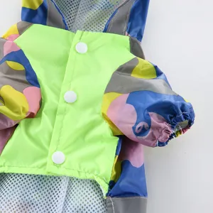 Vue détaillée d'un imperméable coloré pour animal avec bandes réfléchissantes et doublure.