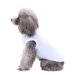 Vue détaillée latérale d'un débardeur pour chien blanc uni, tissu respirant été.