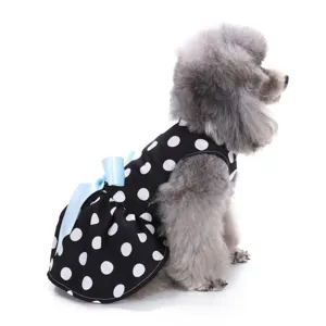 Niedliches schwarz-weißes gepunktetes Hundekleid mit blauer Schleife für Sommerhaustiere.