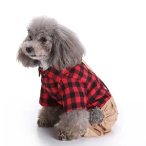 Detailansicht Haustier Hund mit rot-schwarzem Karohemd und khaki Latzhose Outfit.