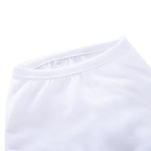 Gros plan sur l'encolure du gilet pour chien blanc uni avec des coutures soignées.