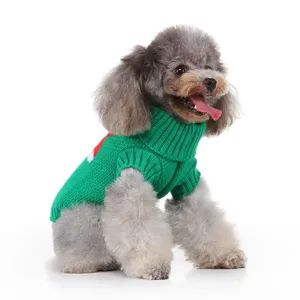 Vue détaillée d'un pull pour animal de compagnie vert douillet avec motif festif au dos.