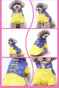 Detailweergaven van traditioneel Chinees Tang-pak voor honden in blauw en geel satijn