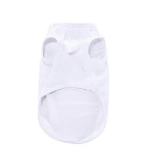 Vue detaillee du gilet pour chien blanc uni t-shirt d'ete pour animaux tissu doux