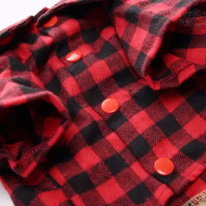 Rot schwarzer Karo Haustierkleidung Detailshot, bequemer Stoff, stilvolles Design für Hunde.