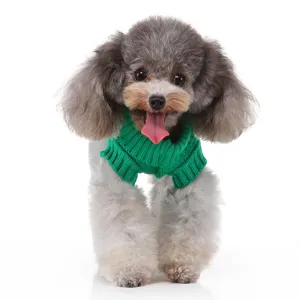 Vue détaillée du pull tricoté vert pour chien, vêtement chaud pour animaux de compagnie de petite taille