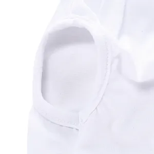 Vue détaillée gilet animal uni, vêtements d'été chien respirants aux finitions soignées.
