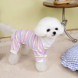 Detailansicht eines weißen Hundes in einem rosa gestreiften vierbeinigen Haustier-Pyjama