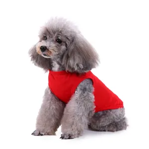 Vue détaillée d'un gilet pour chien unicolore rouge, vêtement d'été léger pour les petits chiens.