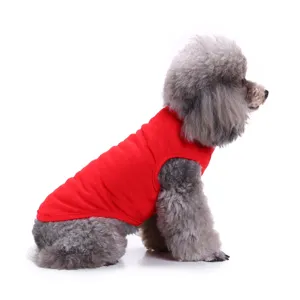 Vue détaillée d'un gilet rouge pour chien, débardeur d'été unicolore pour animaux.
