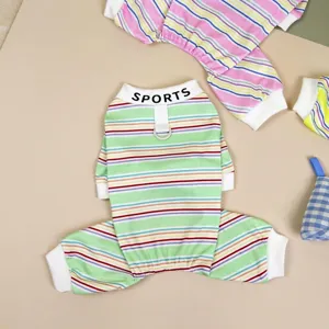 Detailaufnahme eines bunt gestreiften Haustier-Schlafanzugs mit D-Ring und Aufdruck