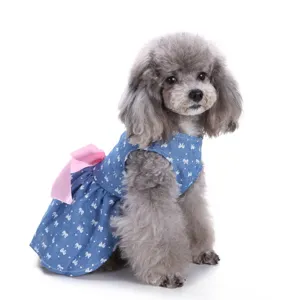 Süßes Hunde Sommerkleid Detail, blauer Jeanstoff mit Schleifen Muster und großer Schleife.