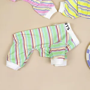 Detaillierte Ansicht des bunt gestreiften vierbeinigen Hundepyjamas mit weicher Textur.