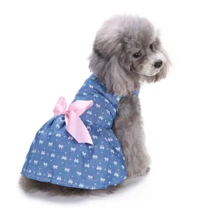 Süßes Hunde Jeanskleid mit rosa Schleife und weißem Schleifendruck für Haustiere.