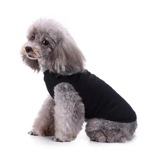 Détail du gilet noir pour chien, tissu respirant pour le confort estival des animaux.