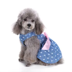 Schönes blaues Haustierhundekleid mit einer rosa Schleife für Sommerkleidung und Mode.