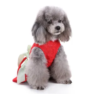 Rotes Hunde-Spitzenkleid für Welpen mit grüner Schleife, elegante Sommerkleidung für kleine Hunde.
