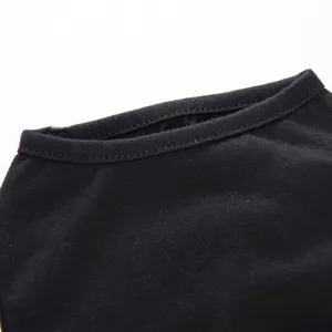 Détail du col d'un gilet pour animal de compagnie noir uni, tissu confortable pour l'été.