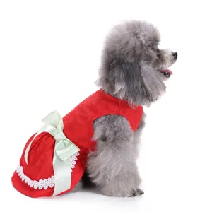 Nahaufnahme des roten Spitzen-Haustierkleids mit grüner Schleife für kleine Hunde.