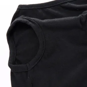 Gros plan de gilet pour chien uni noir, vêtement d'été pour animal de compagnie.