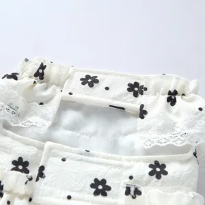 Bonito detalle de vestido de verano para perro, dulce estampado floral con encaje delicado y cierre.