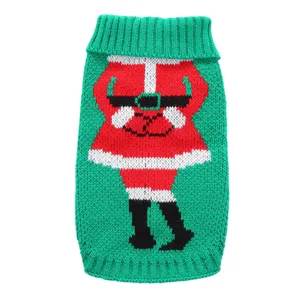 Pull pour animal de compagnie vert douillet avec motif de père Noël pour l'hiver.