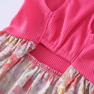 Gros plan détail de jolie robe d'été pour chien avec tricot côtelé rose et tissu floral.