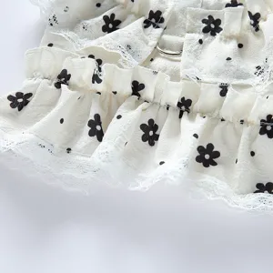 Dulce vestido para mascotas con flores, delicado borde de encaje y anilla de correa para verano.