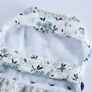 Gros plan détaillé de la robe pour animal en dentelle florale avec belle bordure et doublure.