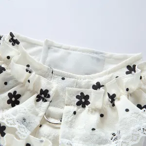 Primer plano detallado del vestido de verano para mascotas con flores, encaje y anilla D.