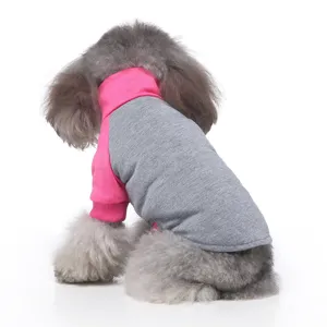Detailansicht des Hundepullovers, Stehkragen-Design, grauer und rosa Strickstoff.