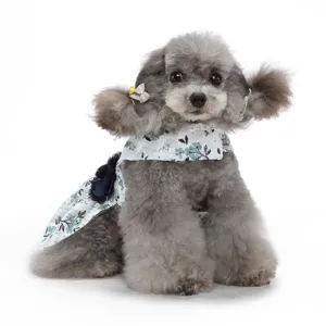 Vue détaillée de la robe de chien en dentelle florale élégante, idéale pour mariages et fêtes.