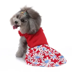 Détail de la jolie robe florale pour chien avec haut rouge et motif de marguerites.
