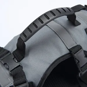Vista dettagliata della imbracatura per cani con maniglia resistente e fibbia sicura.