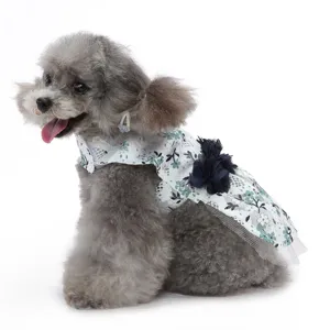 Robe de princesse en dentelle pour chien, détail à motif floral et nœud bleu foncé.