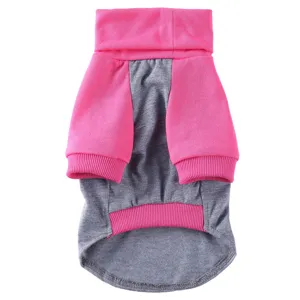 Nahaufnahme der rosa-grauen Hunde-Rollkragenpullover-Details, gerippter Kragen und Bündchen.