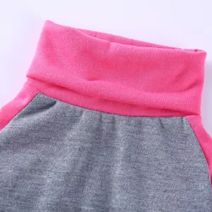 Hundekleidung Detailaufnahme, Stehkragen Design, weicher Strickstoff, rosa und grauer Block.