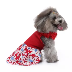 Vue de détail jolie robe d'été pour animaux, chiens et chats, motif floral rouge, tissu léger.
