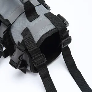 Dettaglio imbracatura di supporto grigia, cinghie nere resistenti e striscia riflettente.