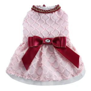 Jolie robe pour chien rose avec nœud rouge vin et strass, style princesse élégant pour fête.